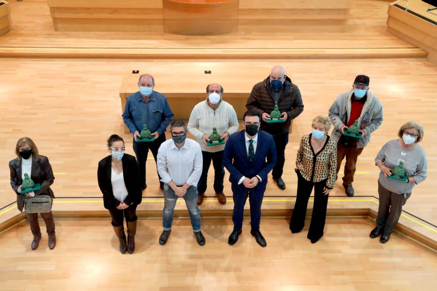 vista cenital de homenajeados con  miembros del consistorio