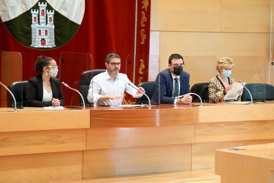Alcalde y concejales en la mesa presidencial