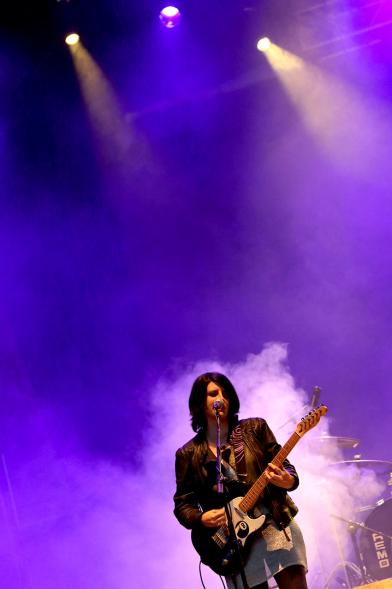 Guitarrista bajo los focos durante el concierto