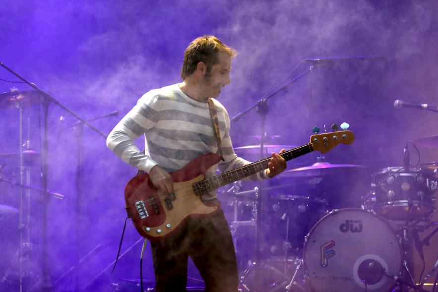 Guitarrista dándolo todo