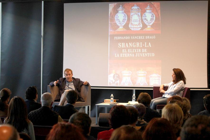 Presentación del Libro Shangri-la de Fernando Sánchez Dragó - Imagen del escritor Sánchez Dragó en un momento de la presentación de su libro.