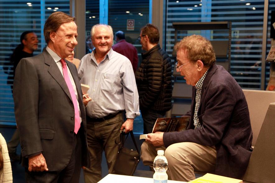 Presentación del Libro Shangri-la de Fernando Sánchez Dragó - Imagen del escritor Sánchez Dragó con el alcalde García de Vinuesa y otras personas.