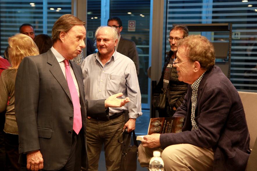 Presentación del Libro Shangri-la de Fernando Sánchez Dragó - Imagen del escritor Sánchez Dragó con el alcalde García de Vinuesa y otras personas.