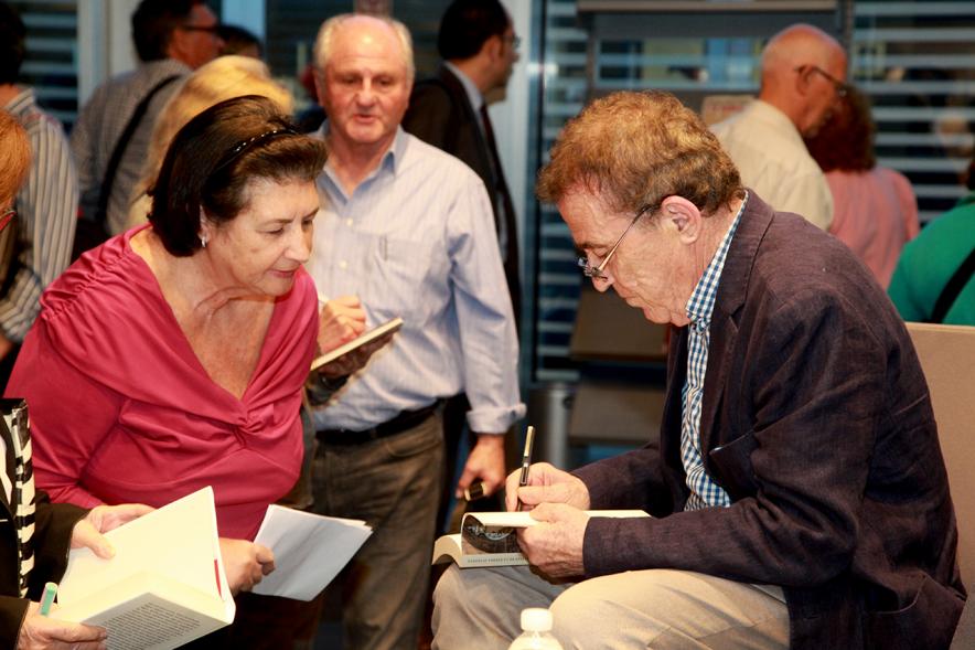 Presentación del Libro Shangri-la de Fernando Sánchez Dragó - Imagen del escritor Sánchez Dragó firmando libros a los asistentes al acto.