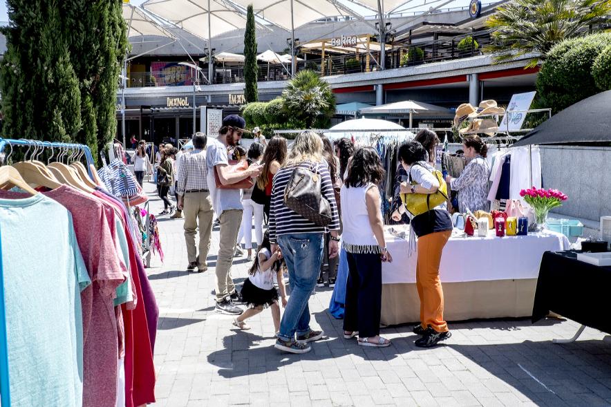 Mercadillo Solidario Shop Up - Visitantes al mercadillo solidario.