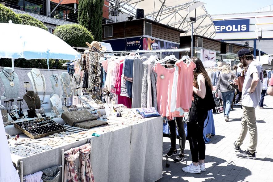 Mercadillo Solidario Shop Up -  Visitantes al mercadillo solidario.