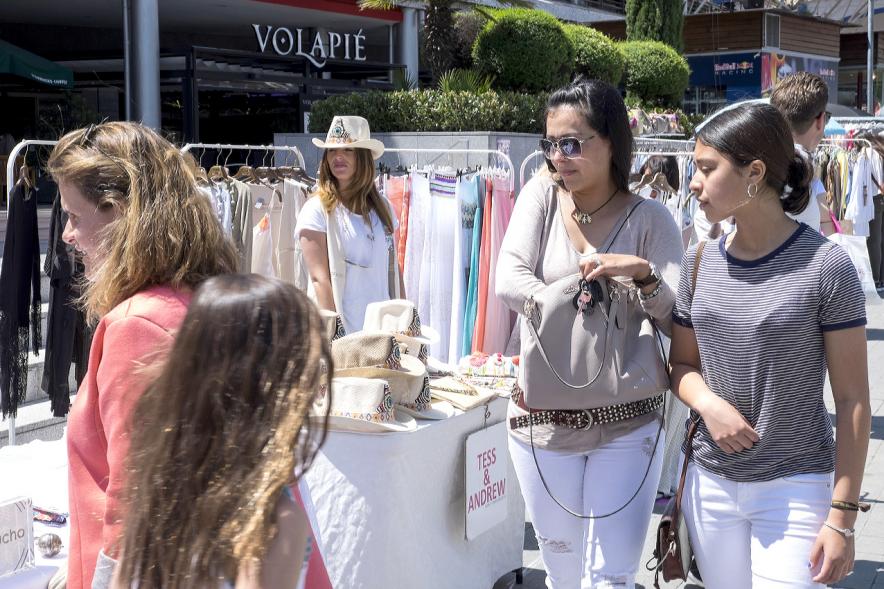 Mercadillo Solidario Shop Up -Visitantes al mercadillo solidario.  