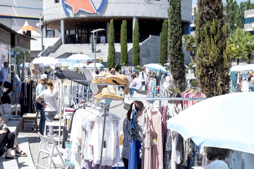 Mercadillo Solidario Shop Up - Visitantes al mercadillo solidario. 
