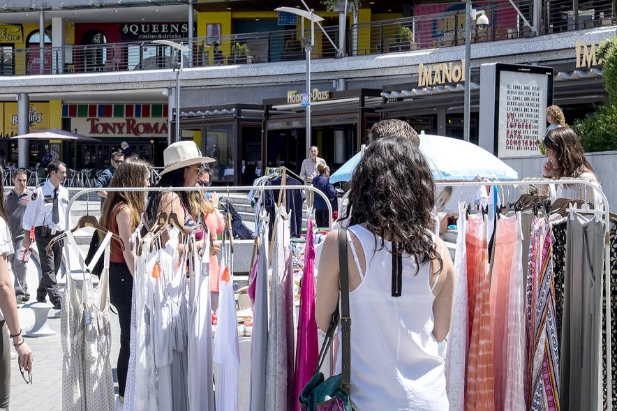 Mercadillo Solidario Shop Up - Visitantes al mercadillo solidario.