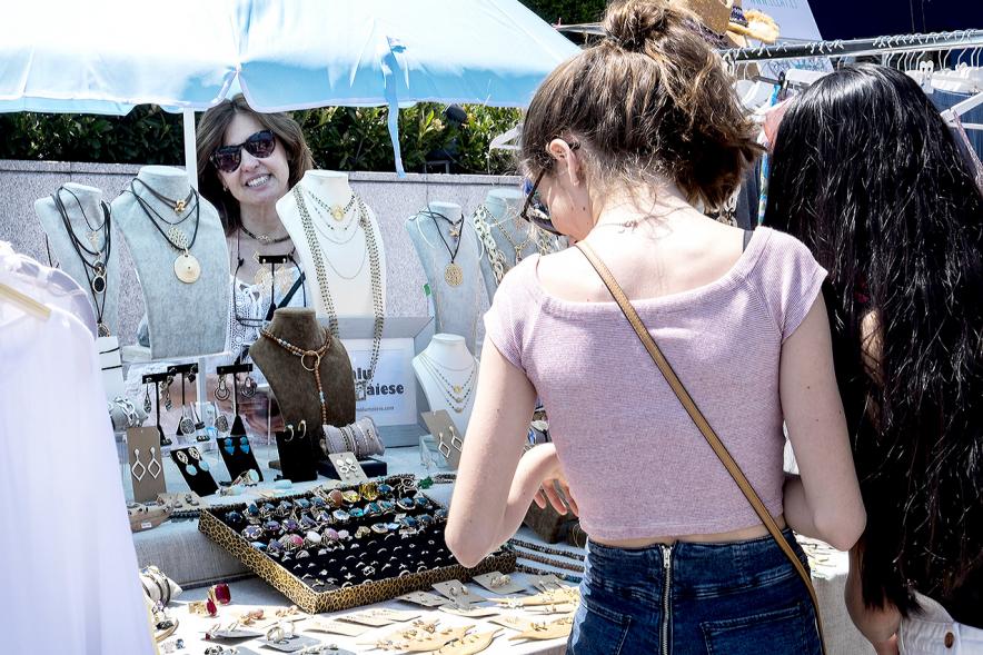Mercadillo Solidario Shop Up -  Visitantes al mercadillo solidario.