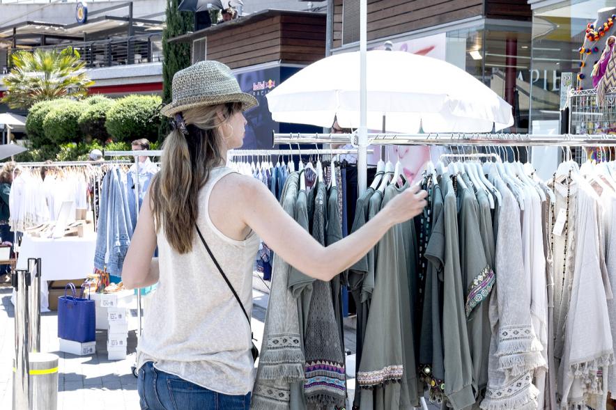 Mercadillo Solidario Shop Up - Visitantes al mercadillo solidario.