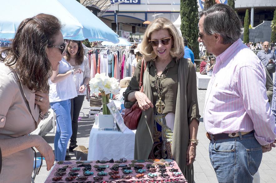 Mercadillo Solidario Shop Up - Visitantes al mercadillo solidario.