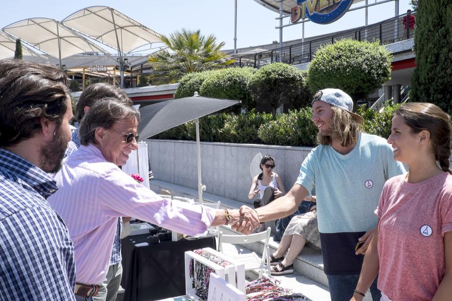Mercadillo Solidario Shop Up - Garcia de Vinuesa  saluda a los del mercadillo.