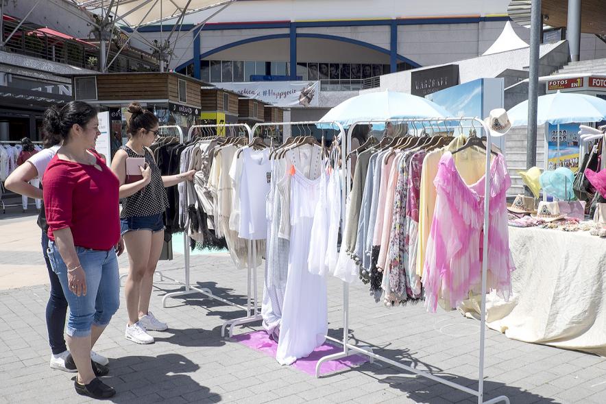 Mercadillo Solidario Shop Up - Visitantes al mercadillo solidario.