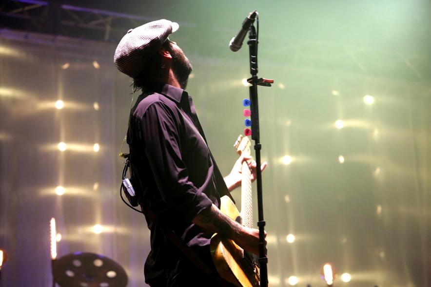 Guitarrista dándolo todo