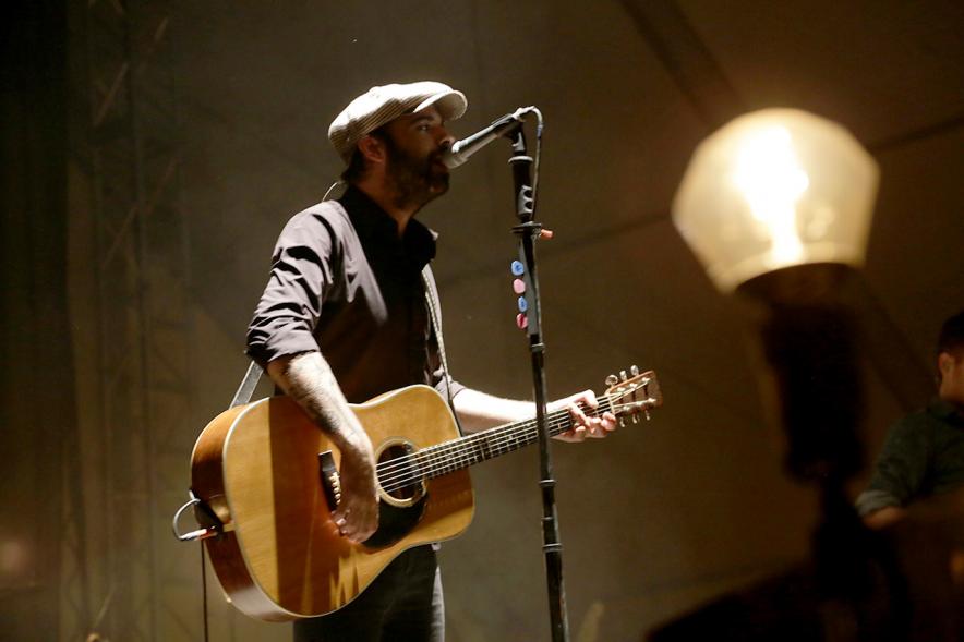 Cantante con guitarra