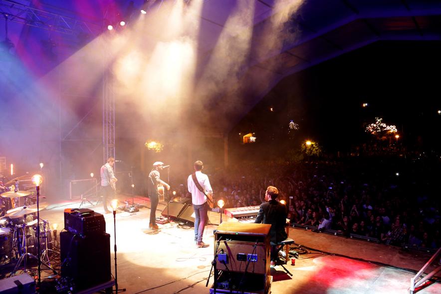 Vista de banda y público desde detrás del escenario