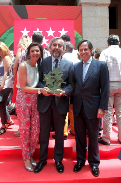 Miembros de la delegación municipal recogen el premio al fomento del deporte en la CAM