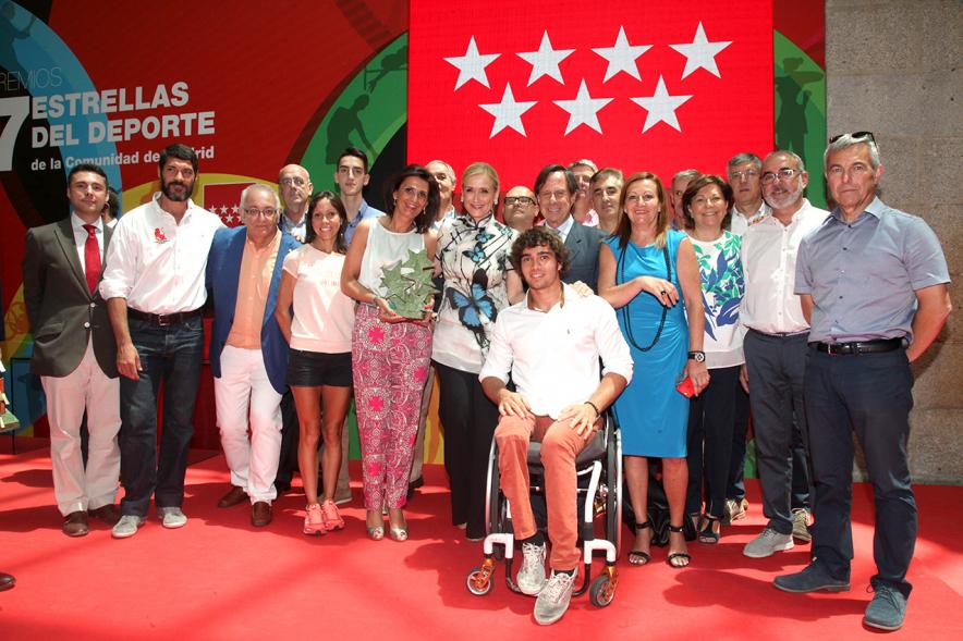 Miembros notables del deporte en Alcobendas posan con el galardón