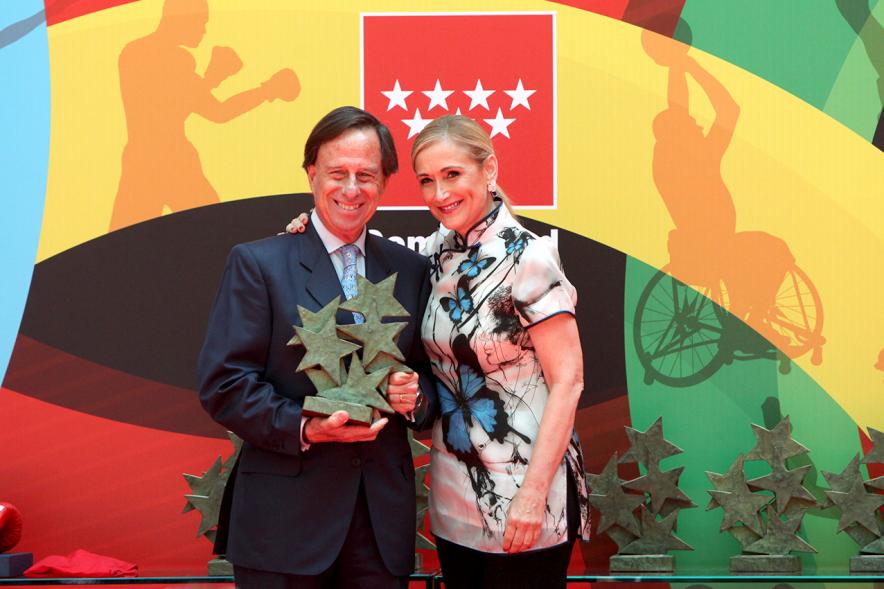 Alcalde Gracía de Vinuesa recoge el premio de manos de la presidenta de la comunidad