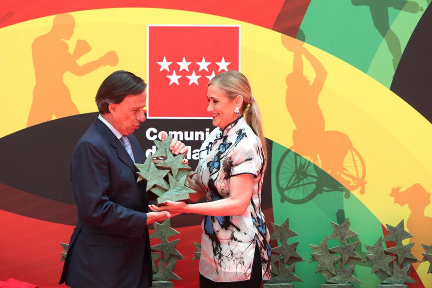 Alcalde de Alcobendas recibe el premio de la presidenta de la CAM