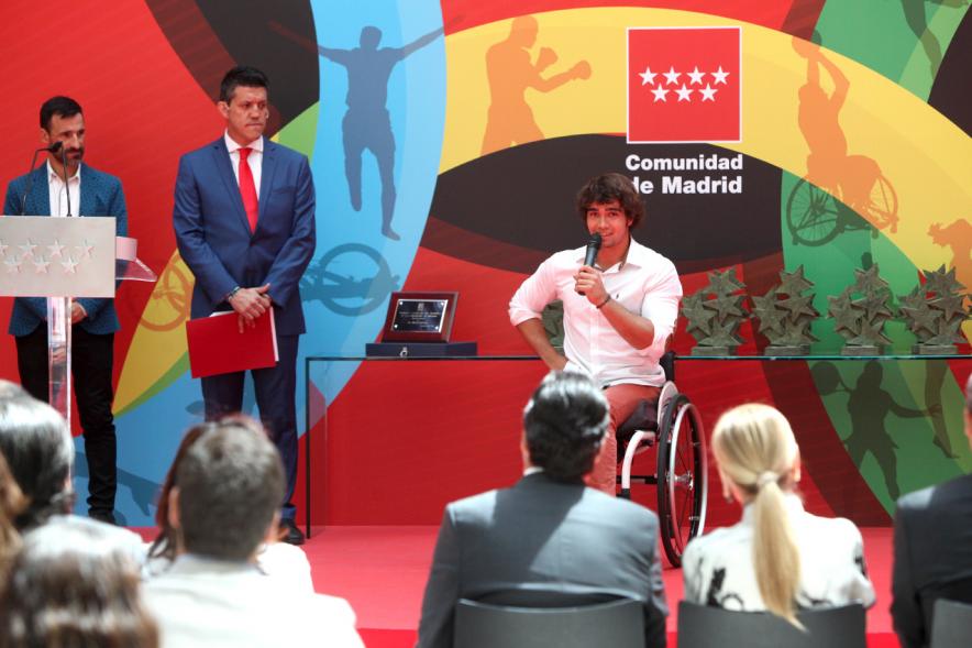 El tenista paralímpico Daniel Caverzaschi es vitoreado antes de unirse a la delegación para los JJOO de Rio 2016