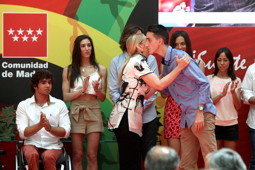El multigalardonado patinador artístico Javier Hernández recibe su trofeo