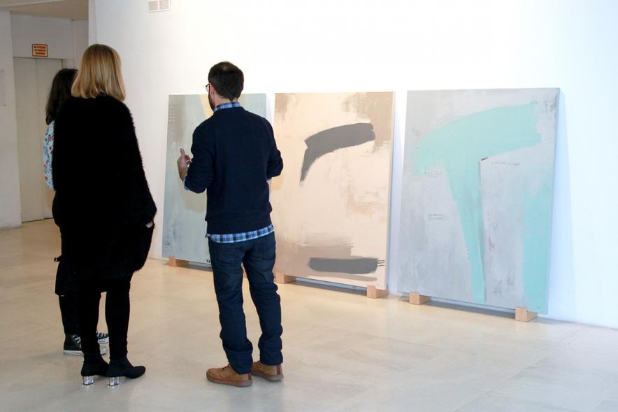 Inauguración Exposición "Sinestesia" de Virginia Rivas en el C.C. Anabel Segura - Los visitantes junto a la obra.