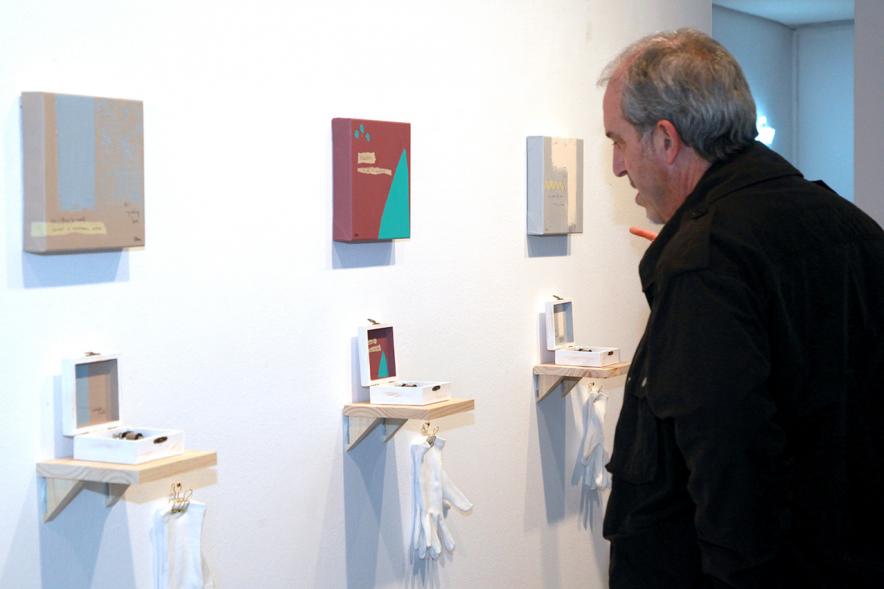 Inauguración Exposición "Sinestesia" de Virginia Rivas en el C.C. Anabel Segura - Los visitantes junto a la obra.