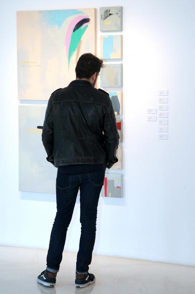 Inauguración Exposición "Sinestesia" de Virginia Rivas en el C.C. Anabel Segura - Un visitante junto a la obra.