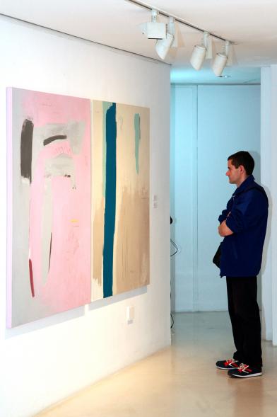 Inauguración Exposición "Sinestesia" de Virginia Rivas en el C.C. Anabel Segura - Los visitantes junto a la obra.