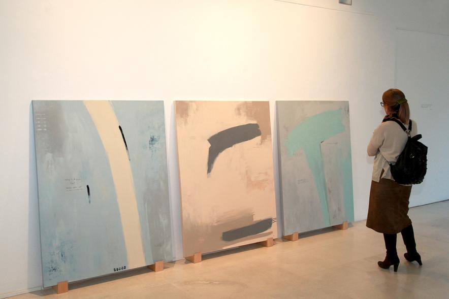 Inauguración Exposición "Sinestesia" de Virginia Rivas en el C.C. Anabel Segura - Los visitantes junto a la obra.