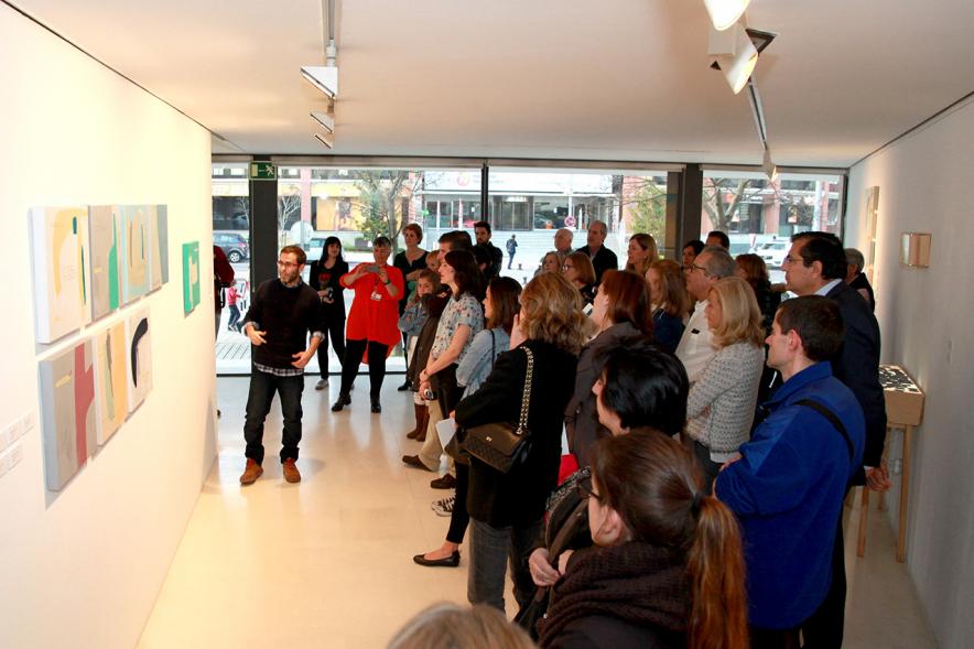 Inauguración Exposición "Sinestesia" de Virginia Rivas en el C.C. Anabel Segura - El comisario explica al público.