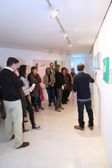 Inauguración Exposición "Sinestesia" de Virginia Rivas en el C.C. Anabel Segura - El comisario explica la obra.