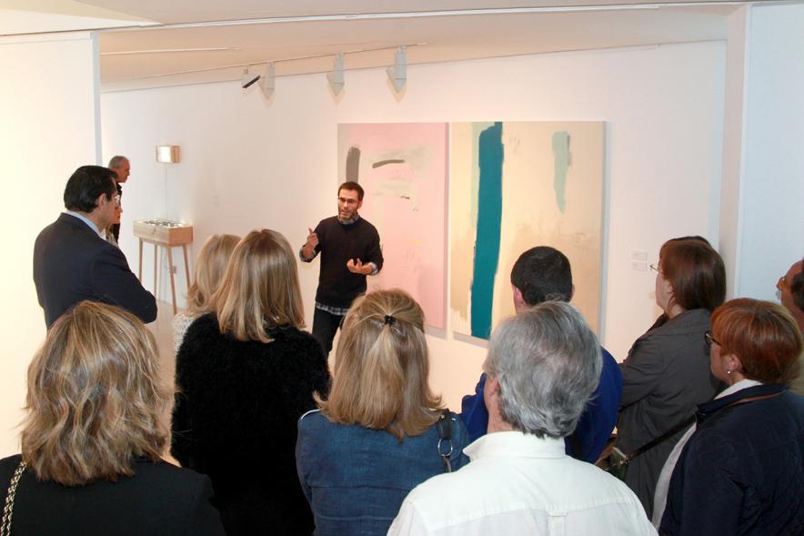 Inauguración Exposición "Sinestesia" de Virginia Rivas en el C.C. Anabel Segura - El comisario explica al público.