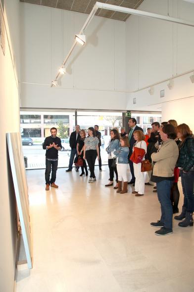 Inauguración Exposición "Sinestesia" de Virginia Rivas en el C.C. Anabel Segura - El comisario explica al público.