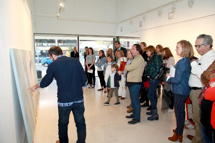 Inauguración Exposición "Sinestesia" de Virginia Rivas en el C.C. Anabel Segura - El comisario explica al público.