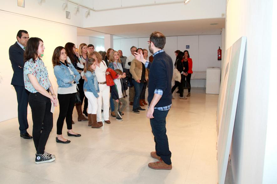 Inauguración Exposición "Sinestesia" de Virginia Rivas en el C.C. Anabel Segura - El comisario explica al público.