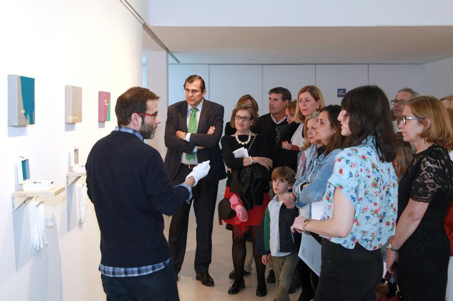 Inauguración Exposición "Sinestesia" de Virginia Rivas en el C.C. Anabel Segura - El comisario explica al público.