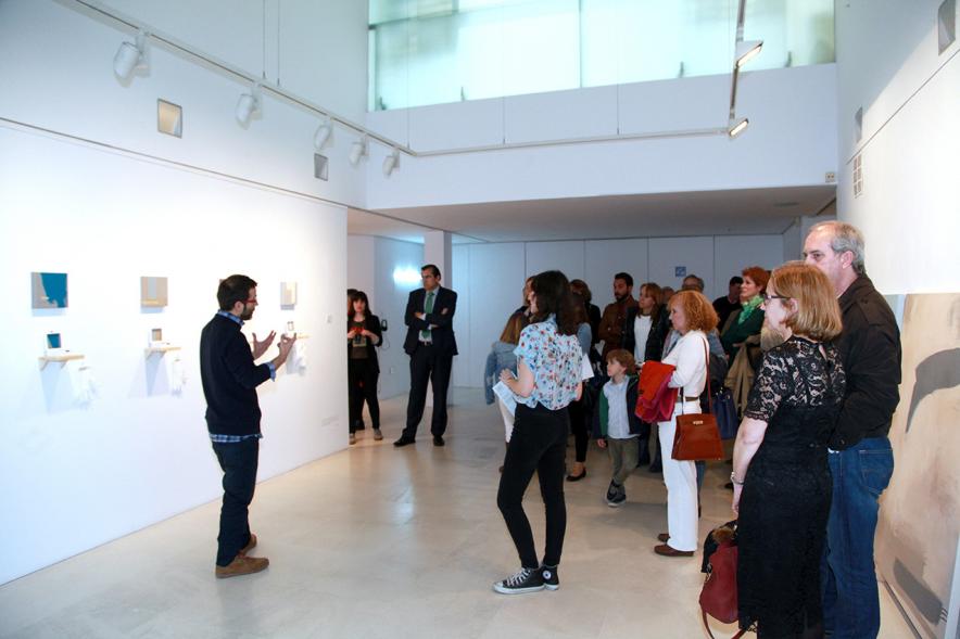 Inauguración Exposición "Sinestesia" de Virginia Rivas en el C.C. Anabel Segura - El comisario explica al público.
