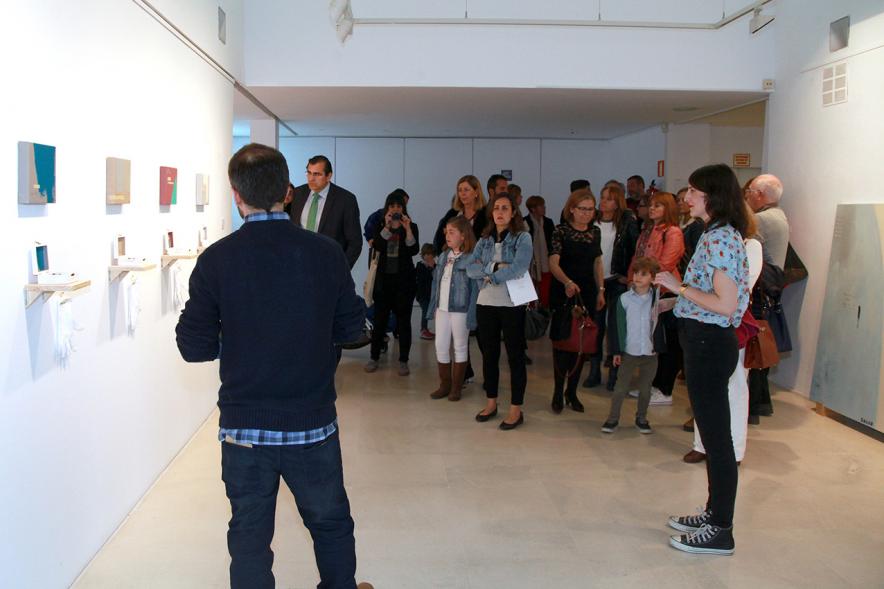 Inauguración Exposición "Sinestesia" de Virginia Rivas en el C.C. Anabel Segura - El comisario explica al público.