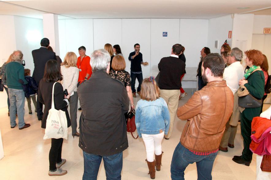 Inauguración Exposición "Sinestesia" de Virginia Rivas en el C.C. Anabel Segura - Los visitantes junto a la obra.
