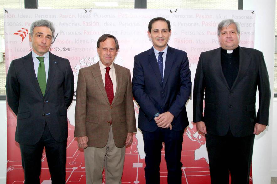 Visita a Empresa SIPAY - Imagen en la que aparecen José Luis Nevado, CEO y Fundador de Sipay, Ignacio García de Vinuesa, actual Alcalde de Alcobendas  y Presidente de la Comisión de Economía y Empleo de la Federación Madrileña de Municipios, Javier Ruiz Santiago, Viceconsejero de Economía y Competitividad de la Comunidad Autónoma de Madrid y un sacerdote.