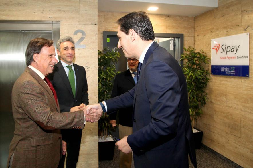 Visita a Empresa SIPAY - Imagen del  alcalde García de Vinuesa saludando al José Luis Nevado, CEO y Fundador de Sipay .