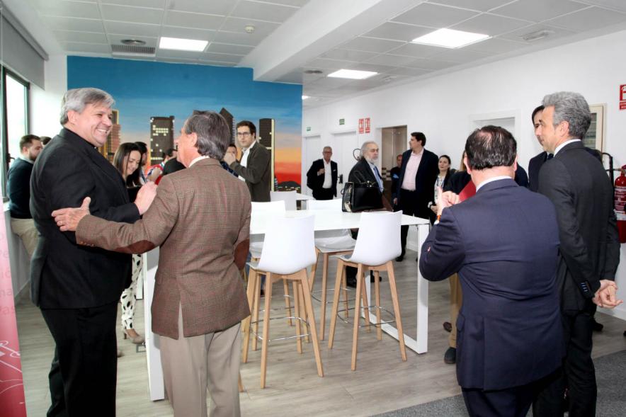 Visita a Empresa SIPAY - Imagen de varias autoridades asistentes al acto, charlando entre ellos.