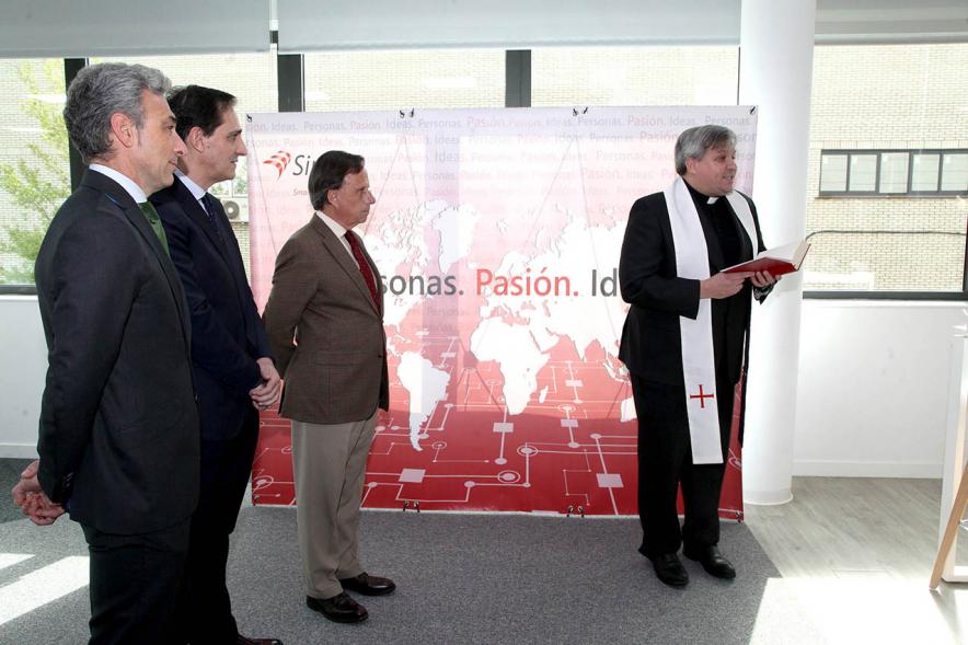 Visita a Empresa SIPAY - Imagen de un momento de la intervención del sacerdote que asiste a la visita.