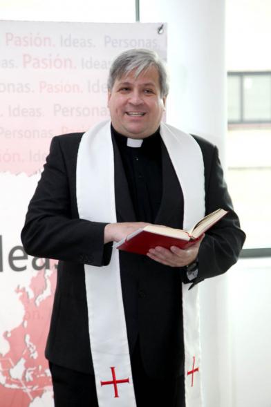 Visita a Empresa SIPAY - Imagen de un momento de la intervención del sacerdote que asiste a la visita.