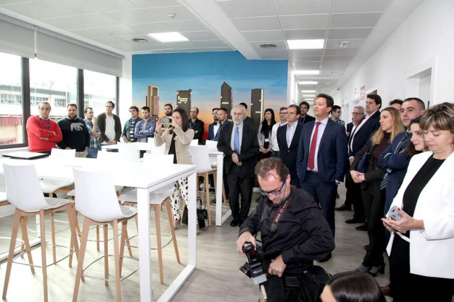 Visita a Empresa SIPAY - Imagen de las autoridades asistentes al acto recorriendo la empresa.
