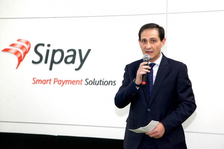 Visita a Empresa SIPAY - Imagen de un momento del discurso de José Luis Nevado, CEO y Fundador de Sipay delante de su logo.