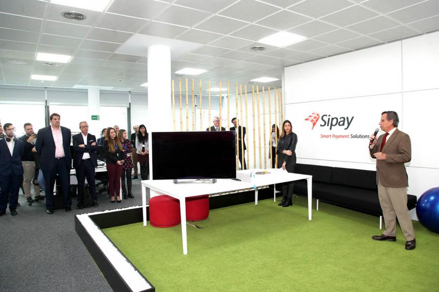 Visita a Empresa SIPAY - Imagen del alcalde García de Vinuesa dirigiéndose al público asistente.
